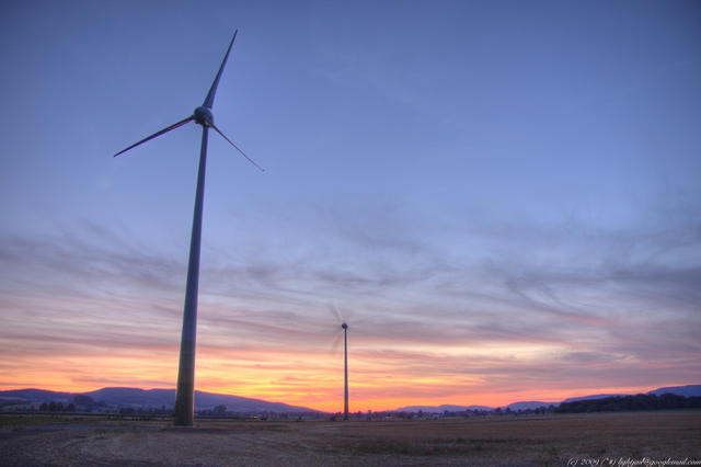 Windkraftrad im Sonnenuntergang HDR 52612